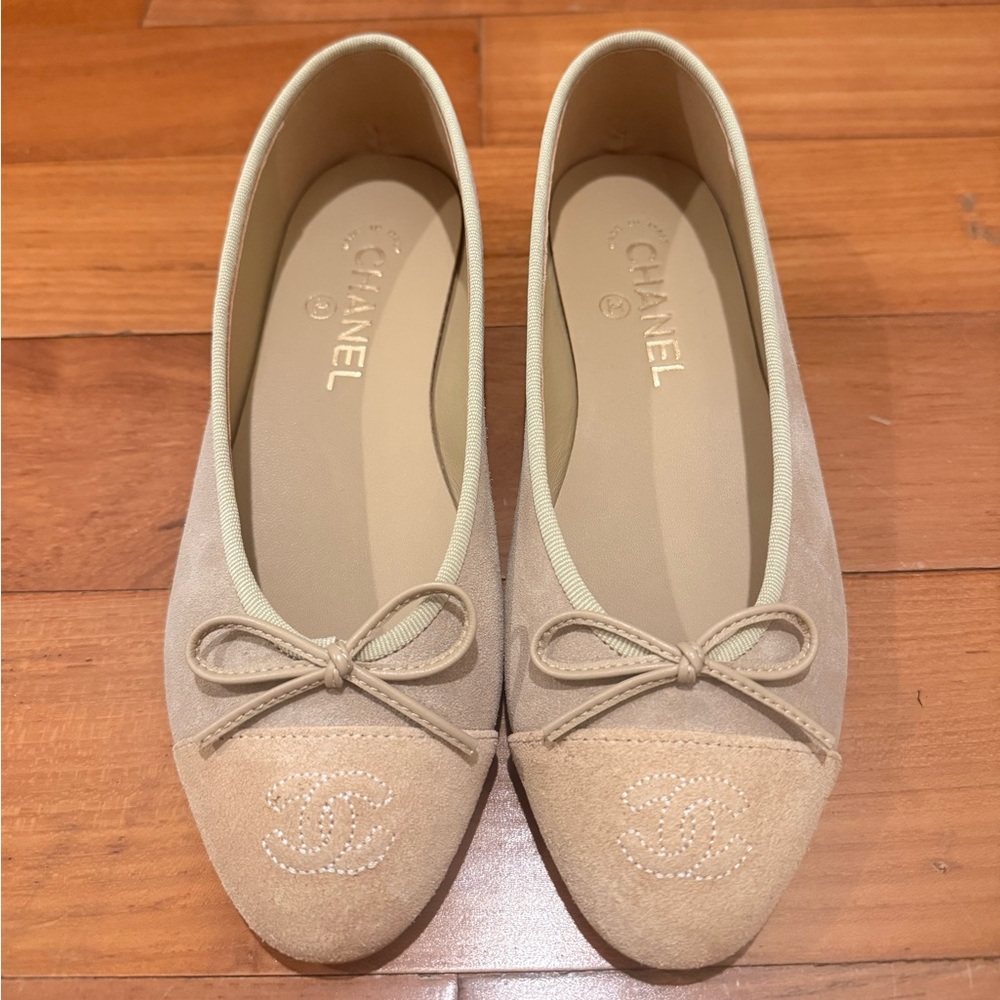 CHANEL Suede Ballerinas Flats in Beige with Bow 37
